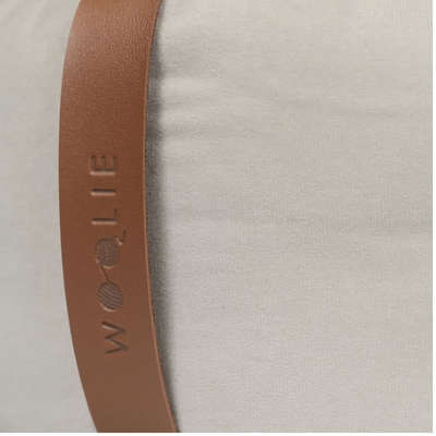 Cama Lush Off-White com Tag Caramelo para Gatos
