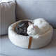 Cama Lush Off-White com Tag Caramelo para Gatos