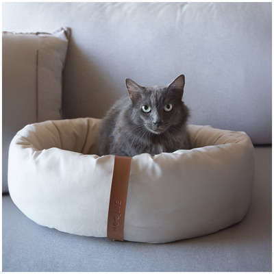 Cama Lush Off-White com Tag Caramelo para Gatos